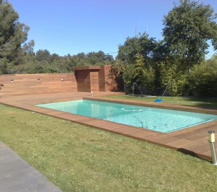 Terrasse rectangulaire en bois d'une piscine