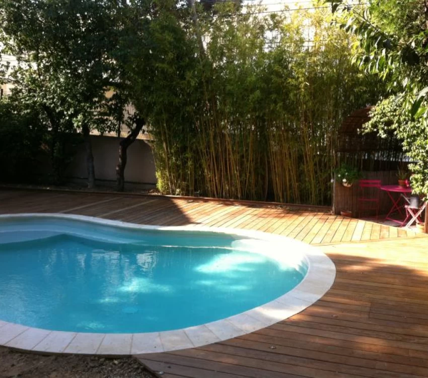Terrasse en bois sur mesure à la piscine