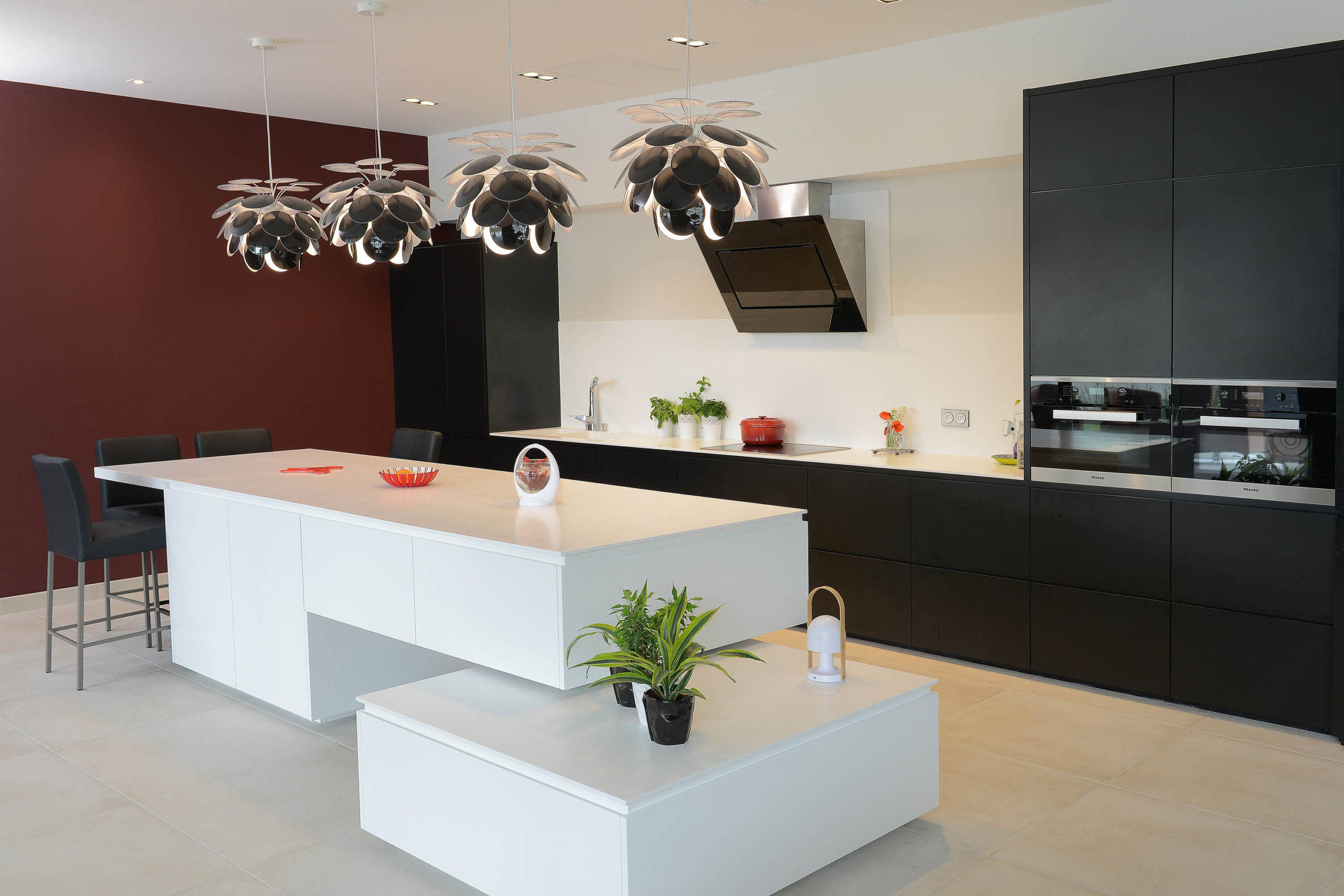 Aménagement de cuisine moderne et spacieuse avec îlot central
